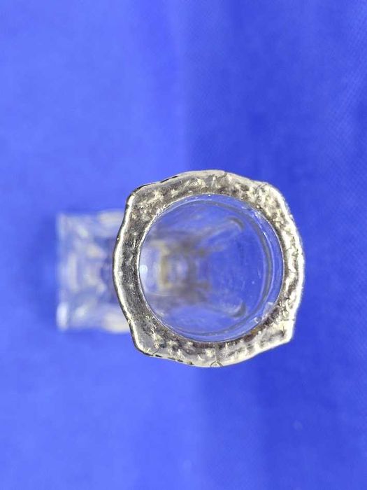 Jarra pequena em vidro com aplicações em metal