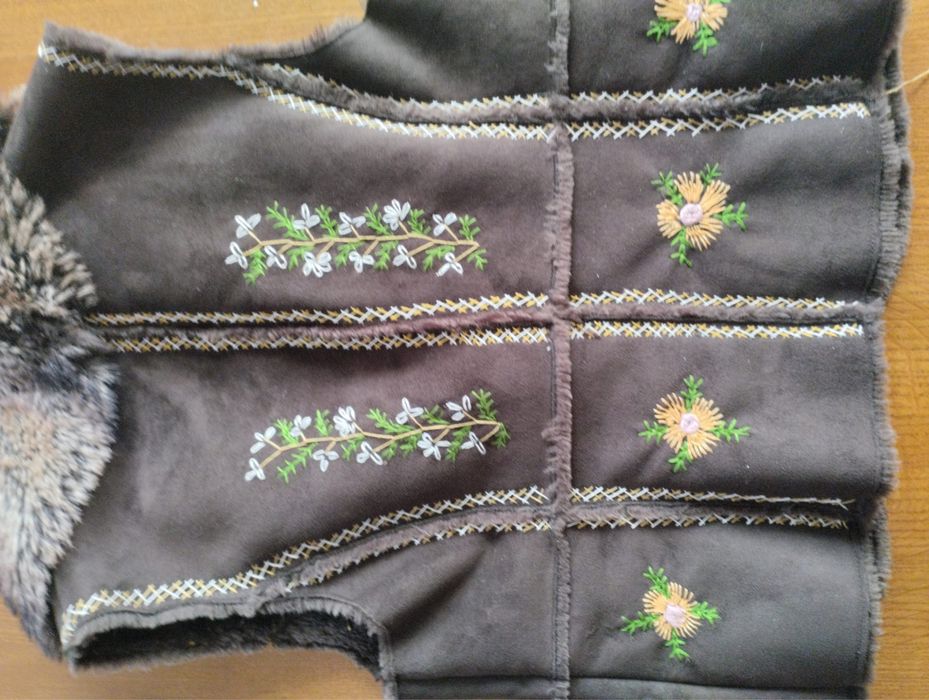 Sprzedam brązowy serdak/kamizelkę. Recznie haftowana, motyw kwiatowy