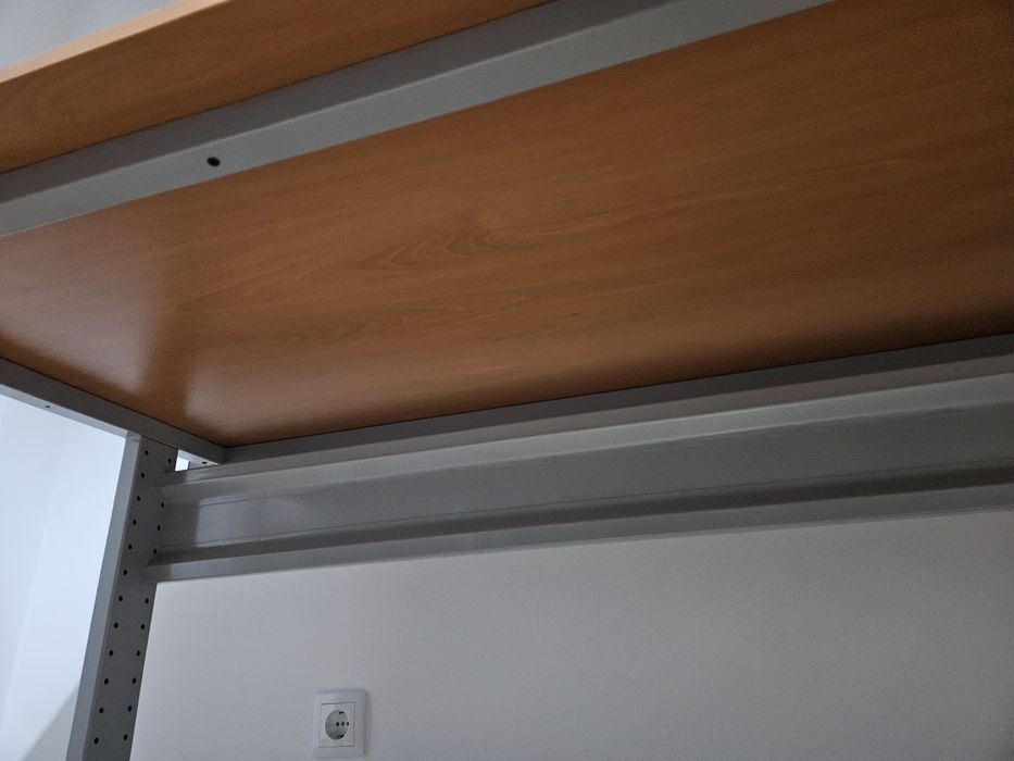 Secretária de escritório com módulo de gavetas