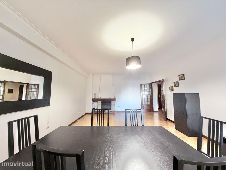 Apartamento T4 para arrendamento, situado na Rua Cândido de Oliveira
