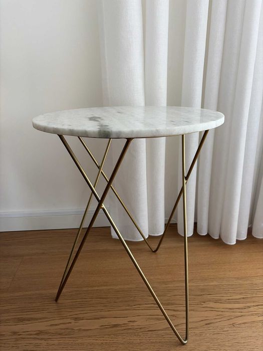 Mesa de apoio redonda mármore branco e dourada 45cm