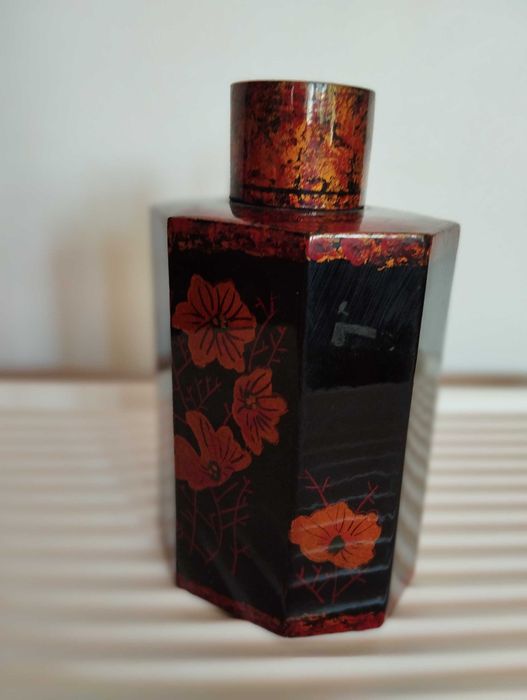 Moinho de café, bule e caixa antigos