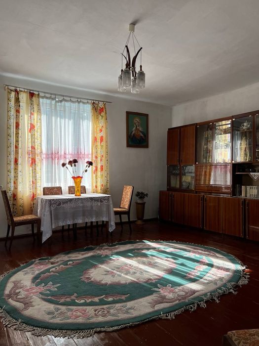 Будинок з ділянкою, літньою кухнею і господарським будинком