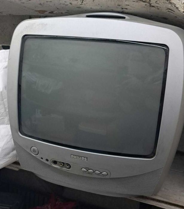 Televisão antiga c/ comando