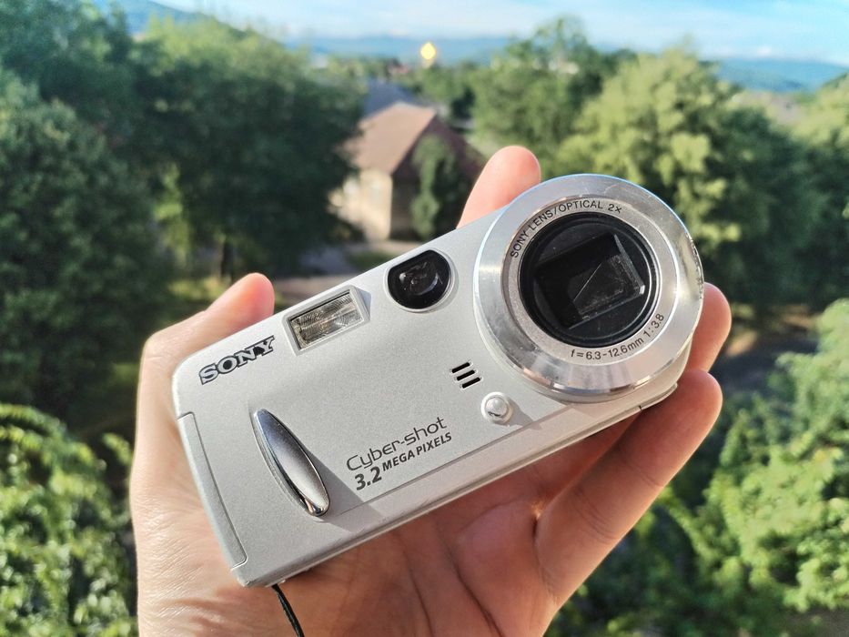 Цифрова ретро камера Sony DSC-P52 в робочому стані