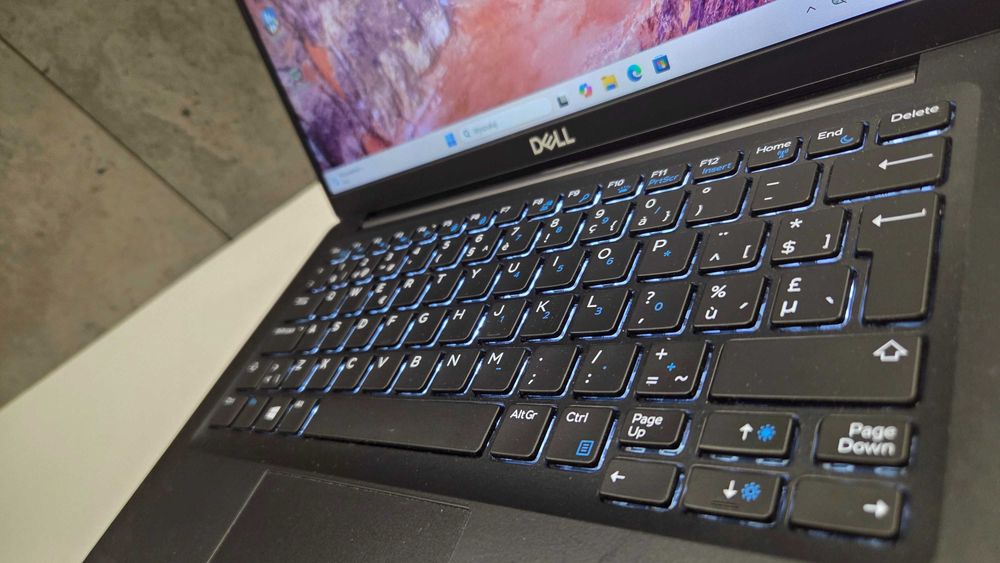 MOCNY Dell Latitude 7390 i7 8650U ram 16GB dysk 256SSD FHD IPS Laptop