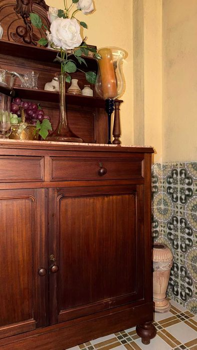 Móvel em madeira de casquinha com tampo em mármore