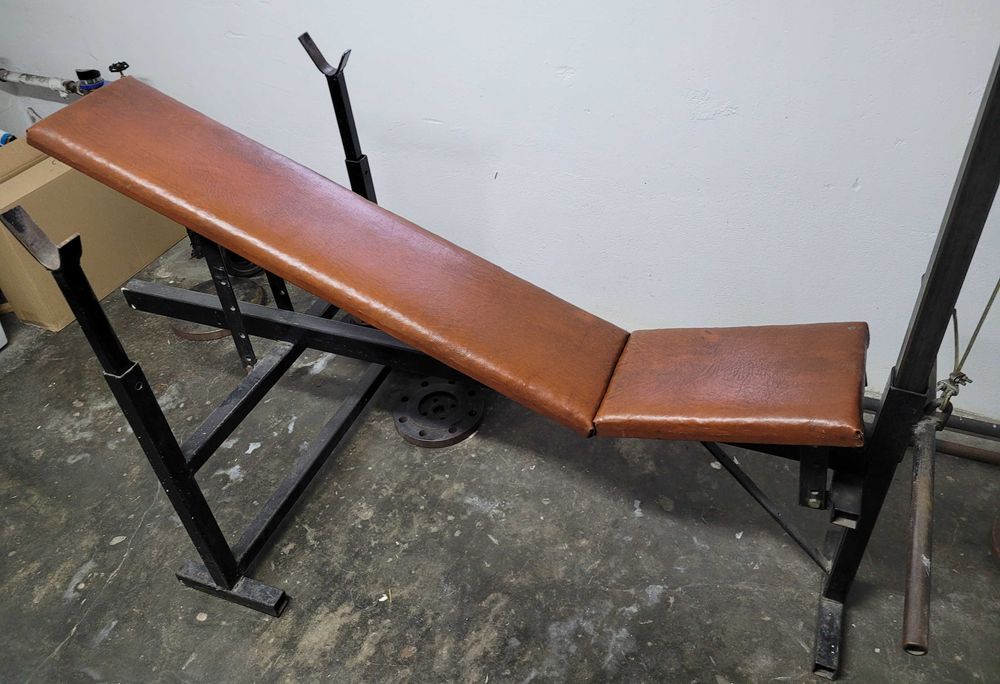 Solidna ławeczka do ćwiczeń z wyciągiem