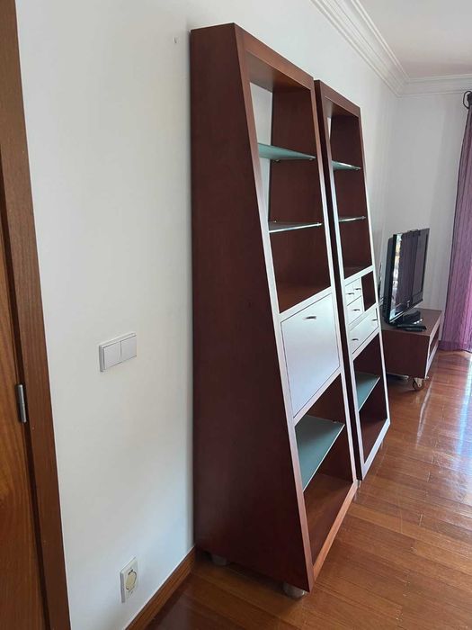 Estantes verticais em madeira de cerejeira