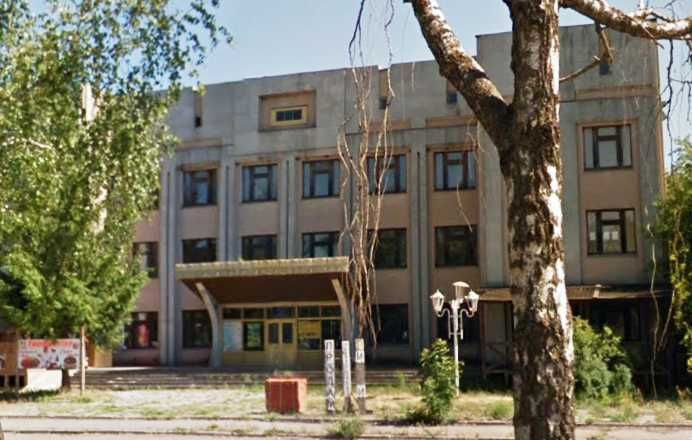 Фасадна адміністративна будівля в зручній локації!