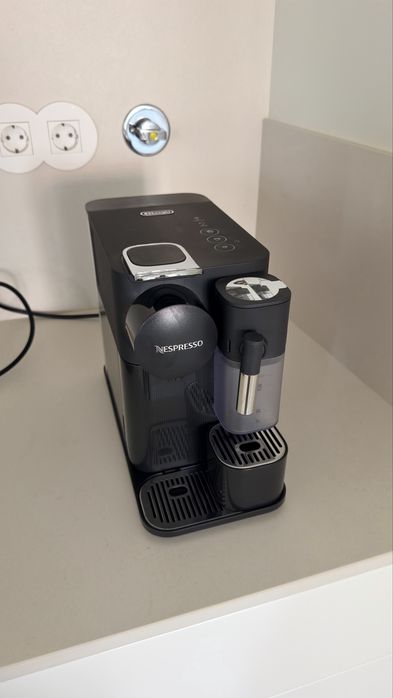 Maquina cafe nespresso Latissima One Shadow Black