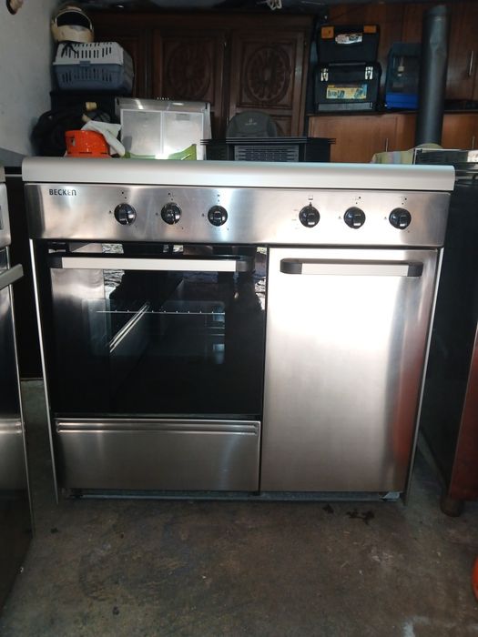Vendo fogão porta botijas, com 5 bocas e forno a gás. Marca Becken. Em muito bom estado.