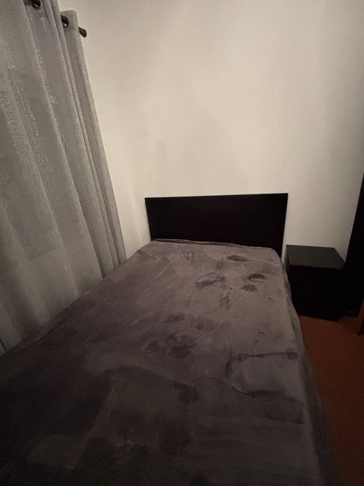 Cama com mesinhas de cabeceira