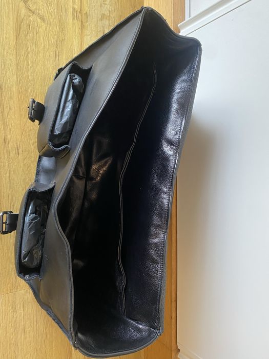 Mochila em pele preta