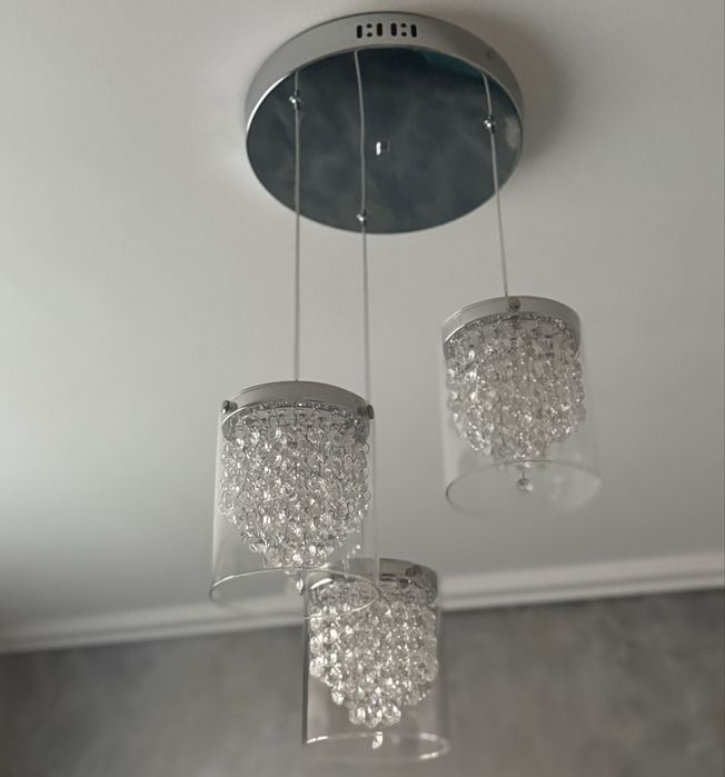 Żyrandol srebrny typu glamur