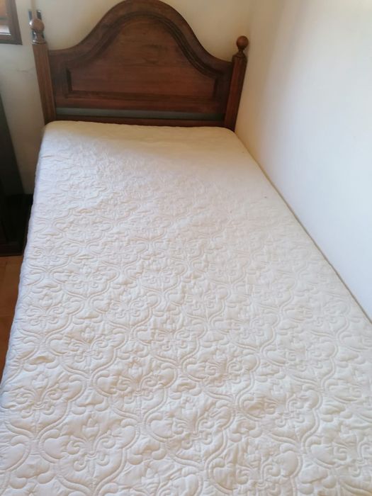 Cama solteiro e móvel de gavetas