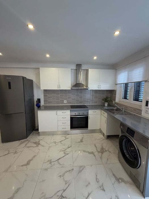 Moradia T1/2 Duplex para Arrendamento | Queijas (Oeiras) - entrada imediata