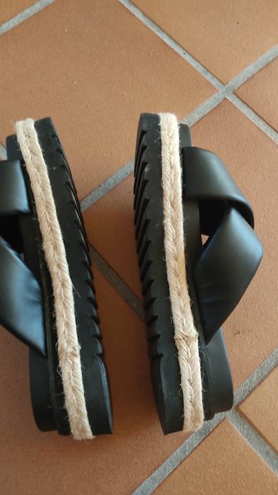 Chinelas pretas Parfois