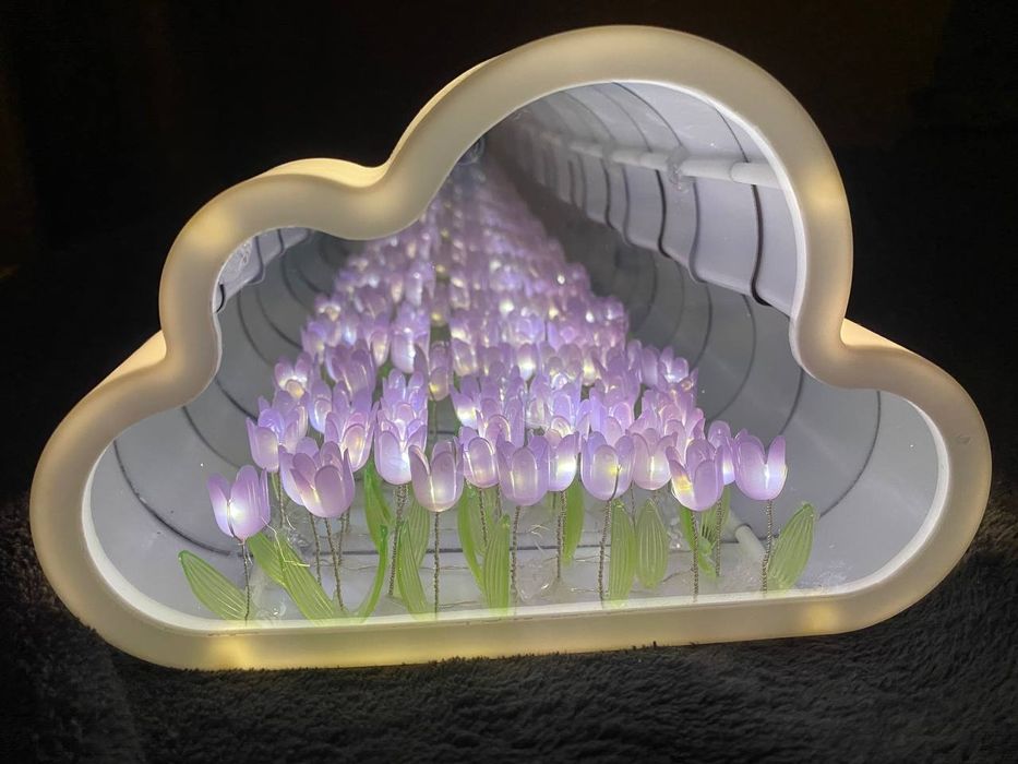 Подарунок на 8 березнянічник з тюльпанами, безкінечні квіти в хмаринкі