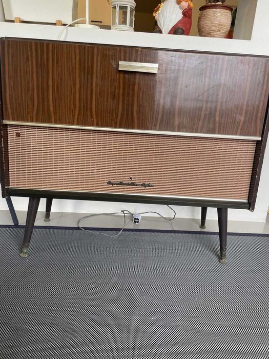 Móvel  com rádio e gira discos