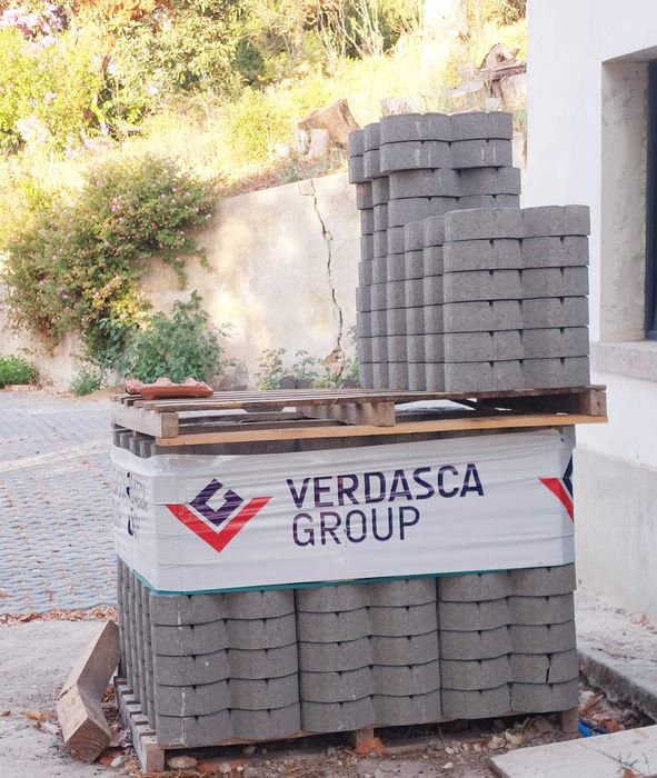 grelhas de enrelvamento sobre de obra