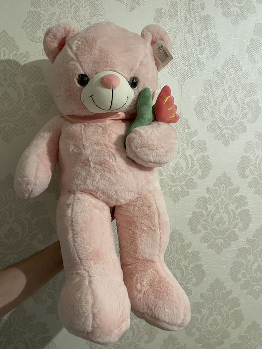 Великий плюшевий рожевий ведмідь