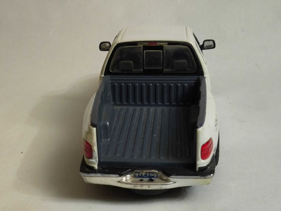 Машинка Ford F-150 Flareside Supercab Motormax 1/24