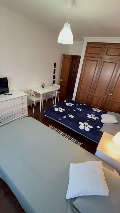 Quarto com 2 camas em Massamá a 600 m da estação de comboio