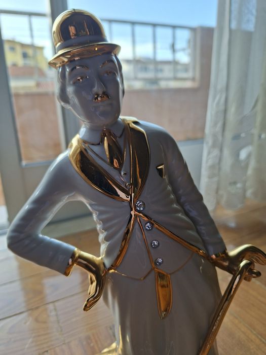 Estatueta Charlie Chaplin com cristais Swarovski