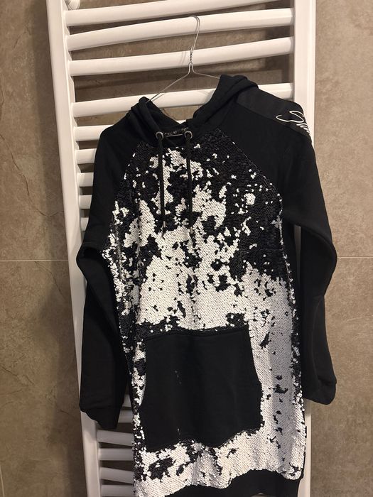 Sportowa mini sukienka lub długa bluzka kaptur cekiny kangurka kieszeń