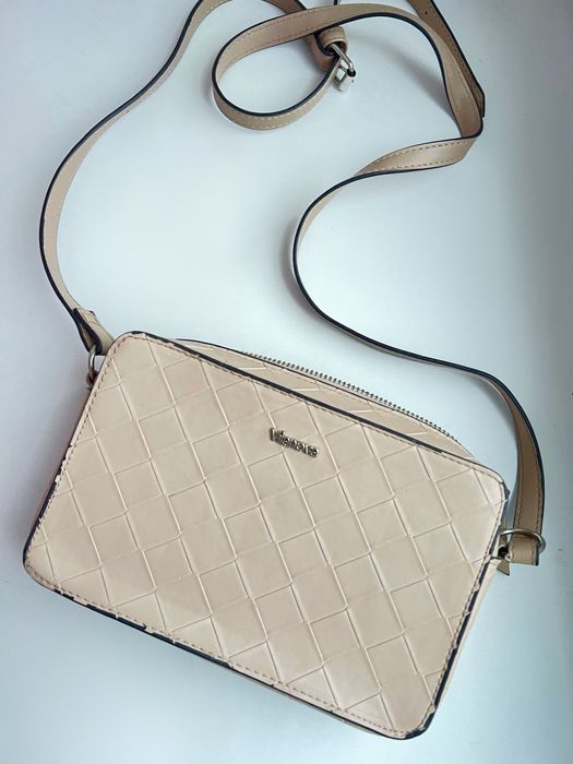 Сумка з ремінцем у бежевому кольорі