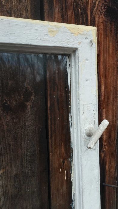 Stare drewniane skrzydło okienne z szprosami