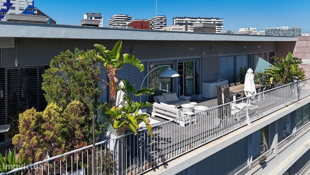 Penthouse T3 com terraço e 3 lugares de garagem na Alameda dos Oceanos