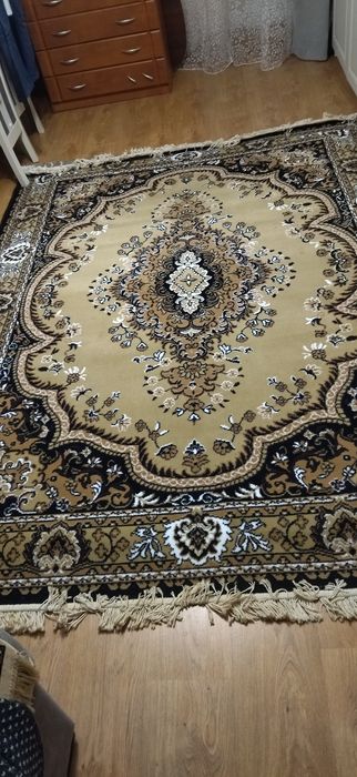 продам килим 2,63х1,90м новий