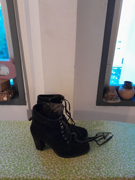 Vendo Botas de Senhora muito bonitas como novas