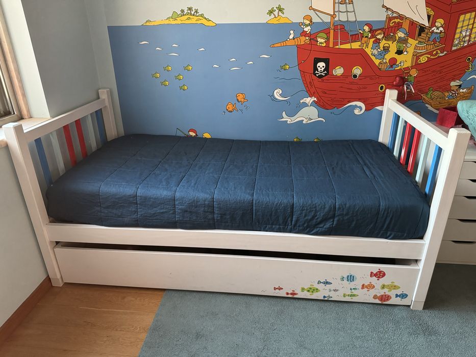 Quarto criança colorido - cama individual de madeira pintada, dupla