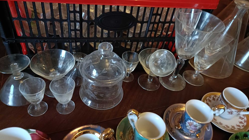 Copos de cristal e chávenas de café e chá de coleção