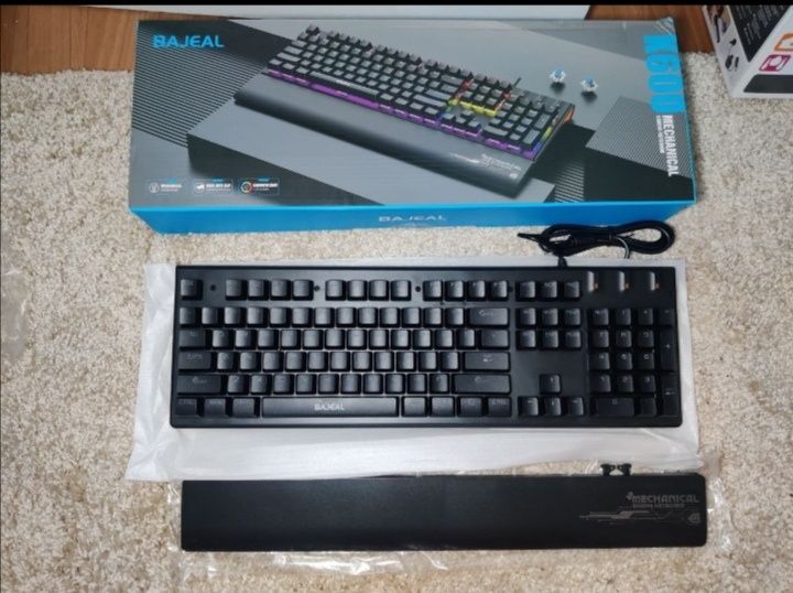 Механическая клавиатура с подставкой под запястье