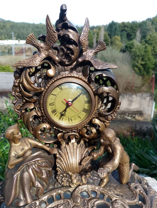Estatueta de mesa com relógio