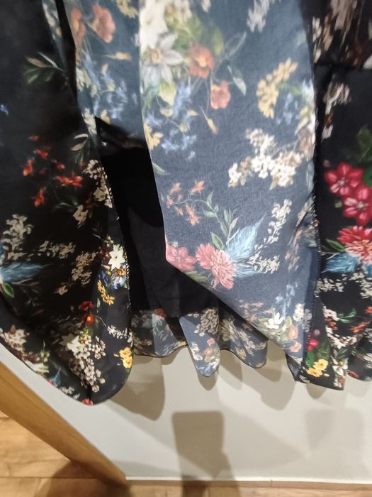 Czarna sukienka w kolorowe kwiaty