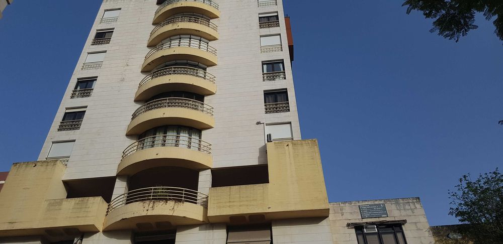 Parqueamento para 1 carro e 1 mota, junto ao Metro das Conchas - Lumiar