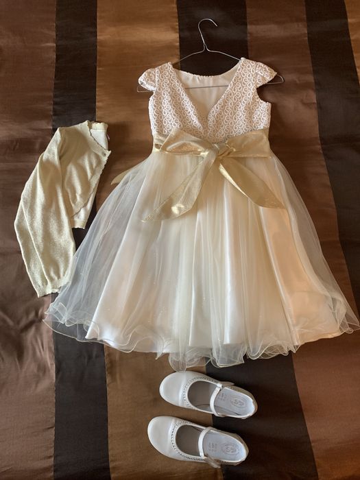 Vestido, casaco e sapatos