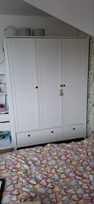 Biała szafa trzydrzwiowa