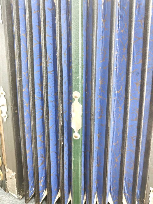 Acordeão antigo “Novität Accordeon” para restauro / decoração
