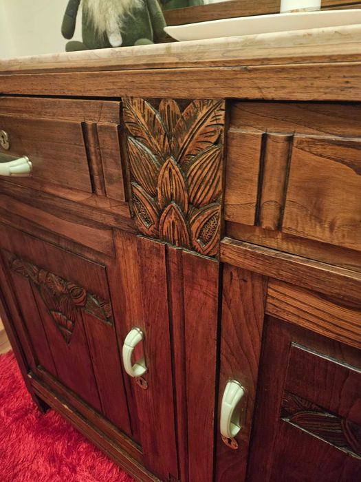 Móvel antigo com detalhes