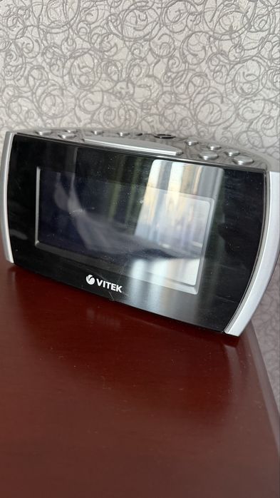 електронний радіогодинник з будильником та функцією радіо бренду Vitek