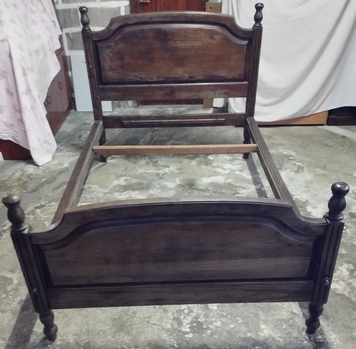 Cama de casal em madeira bem rubusta, em bom estado