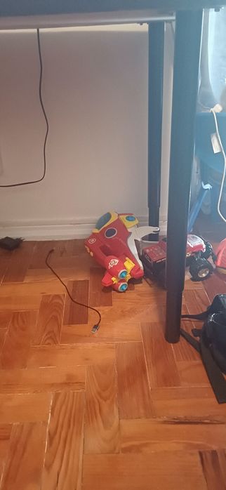 Mesa 140×60 cm com fones gamer teclado gamer e rato gamer com leds