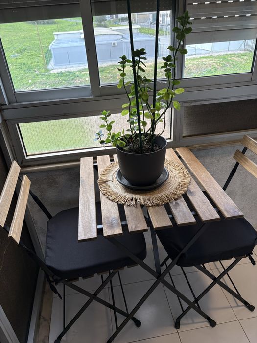 Mesa+2 cadeiras de madeira