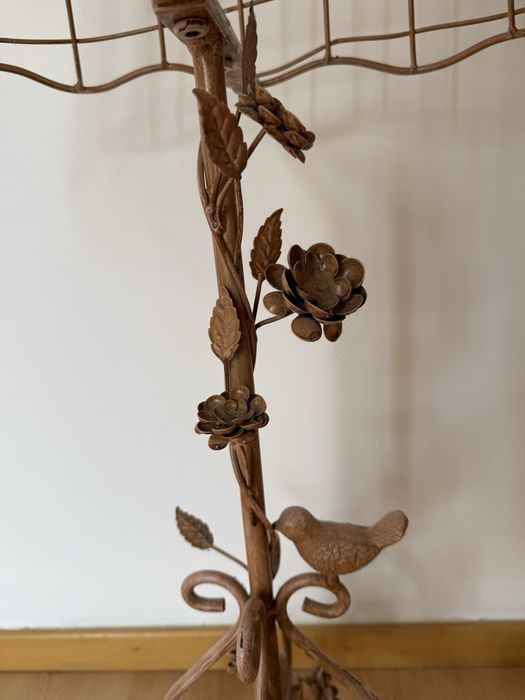 Manequim decorativo com flores e passarinhos